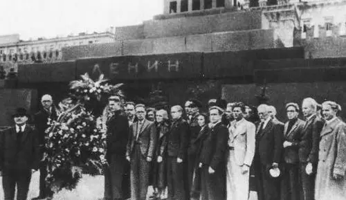 У Мавзолея В И Ленина государственные и партийные деятели Эстонии Слева - фото 13