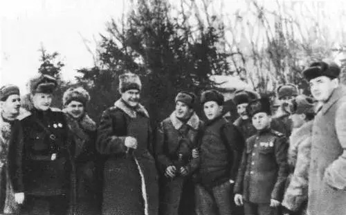 Я как и другие товарищи был назначен лектором Центрального Комитета КПЭ А - фото 17