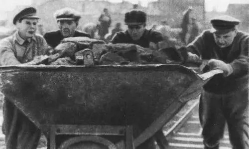 А Т Веймер справа на восстановительных работах Осень 1944 года Полностью - фото 21