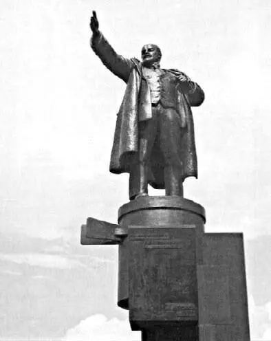 Памятник В И Ленину у Финляндского вокзала Скульптор С Евсеев архитекторы - фото 158