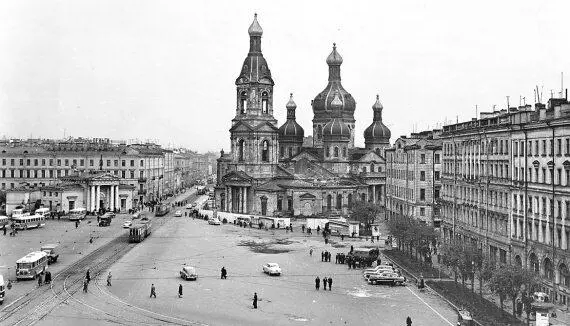 Сенная площадь 1961 г В ее перспективе открывающейся с моста виднелась - фото 41