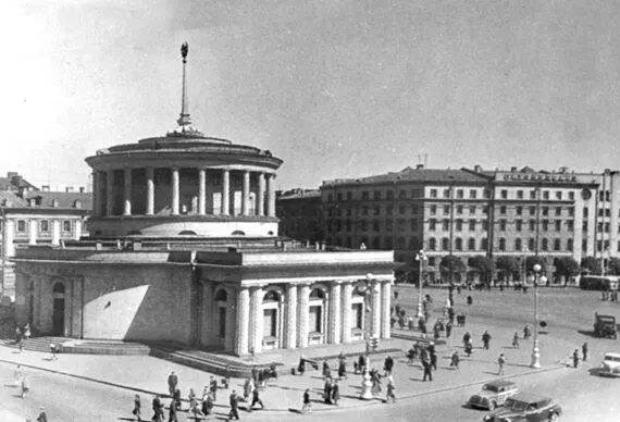 Площадь Восстания с наземным вестибюлем метрополитена на месте разрушенной - фото 68