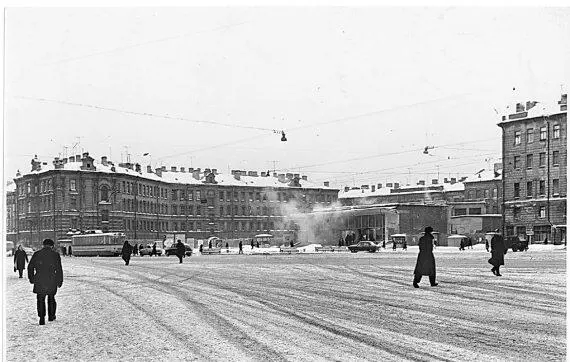 Площадь Мира со наземным вестибюлем станции метрополитена После 1965 г У - фото 69