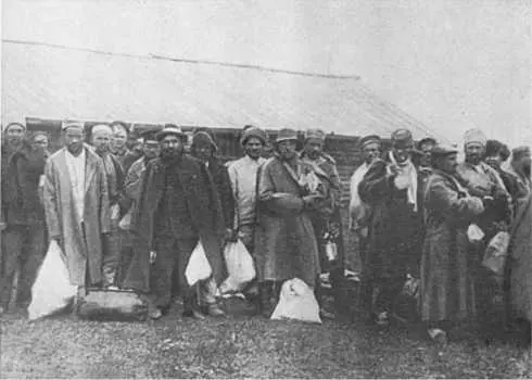 Якутский этап В группе ссыльных Г И Петровский 1916 год - фото 12