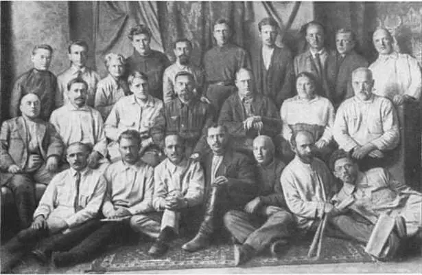 Г И Петровский среди делегатов екатеринославской партийной организации 1922 - фото 18