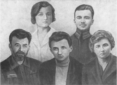 Семья Петровских 1923 год Первый ряд слева направо Григорий Иванович Петр - фото 19