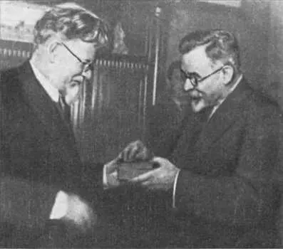 Г И Петровский вручает орден Ленина М И Калинину 1935 год И Петровский - фото 24