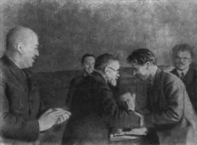 И Петровский вручает орден Ленина П П Постышеву 1935 год Г И Петровский - фото 25