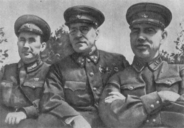 Слева направо бригадный комиссар А П Рязанов генераллейтенант М А - фото 29