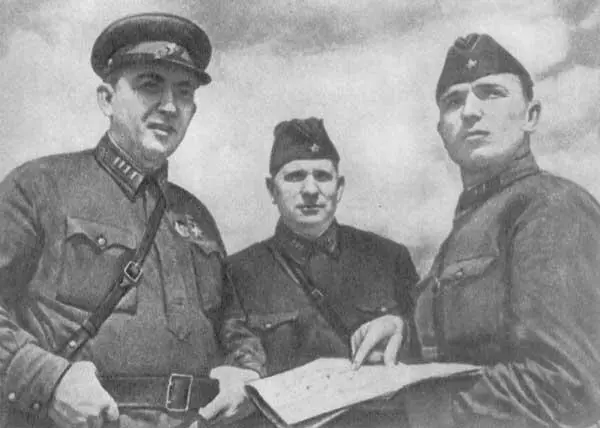 Герой Советского Союза полковник А А Дьяконов слева на командном пункте - фото 33