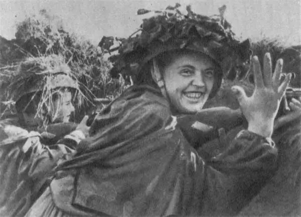 Комсорг армейской женской снайперской роты Саша Шляхова А Ф Казанкин - фото 57