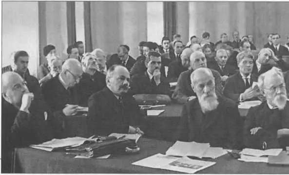 В И Вернадский на заседании Академии наук крайний справа Конец 1920х - фото 16