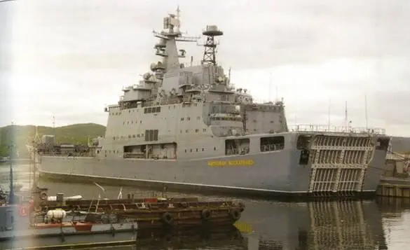 БДК пр 1174 Митрофан Москаленко Нa нижнем фото слева от корабли стоит БПК - фото 26