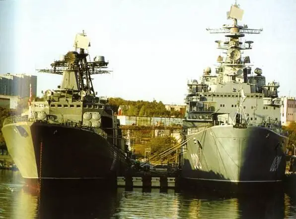 БДК пр 1174 Митрофан Москаленко Нa нижнем фото слева от корабли стоит БПК - фото 27