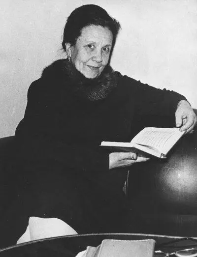 С книгой Дар бесценный 1970е гг Чем известнее становилась Тата тем чаще - фото 8