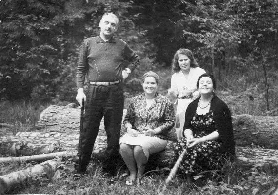 В лесу на Николиной Горе лето 1962 Неожиданно дорогу преградила почти - фото 11