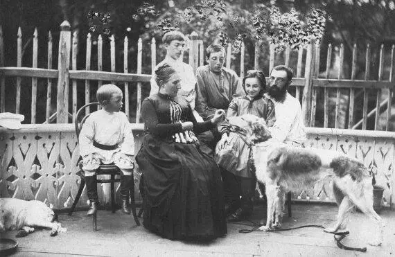 Лиза Филатова в кругу семьи 1888 1889 После того как родители моей бабушки - фото 14