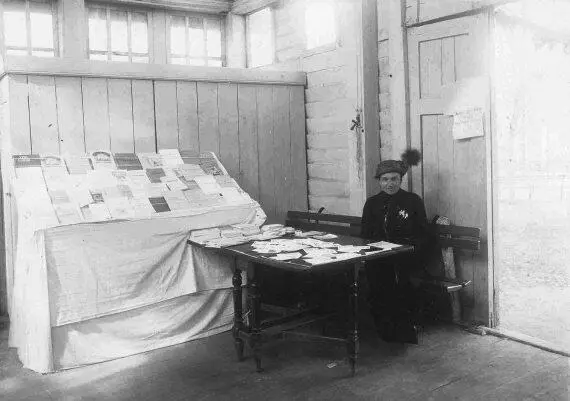 У киоска с литературой для родителей на выставке в Доме грудного ребенка 1913 - фото 16
