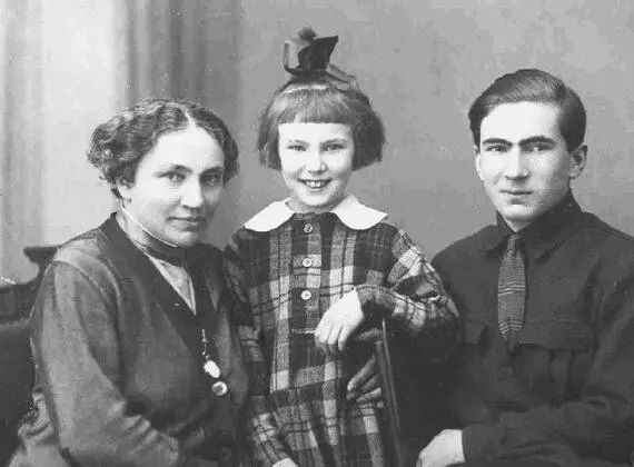 С дочерью Налей и сыном Сергеем 1925 В это время Сперанские потеряли двух - фото 17