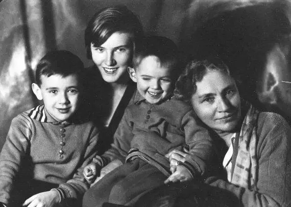 С дочерью Налей и внуками Никольсом и Джорджем 1929 Подросли дети Семья - фото 19