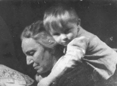 С внуком Алешей 1940 За калиткой дорожка к светлосерому двухэтажному дому с - фото 20