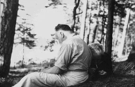 На берегу Рижского залива Лиелупе 1953 В начале 50х годов дед и бабушка - фото 25