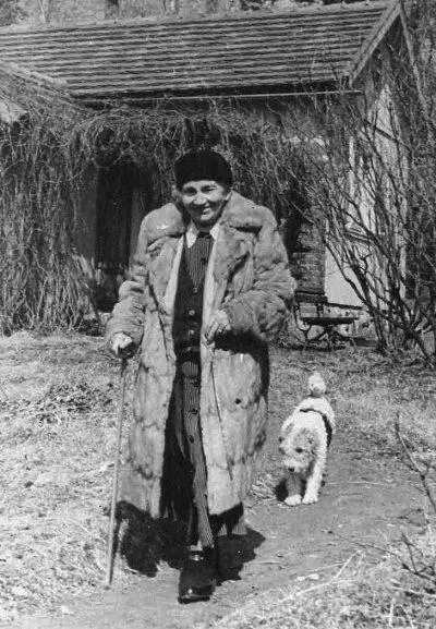 С фокстерьером Тимкой на дане весна 1956 Деньги от продажи большой дачи - фото 26