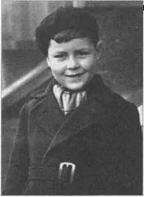 Английский мальчик Лондон 1940 год По ночам вокруг меня тоже звучала - фото 2