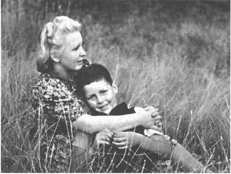 Отдых с мамой Лондон 1940е годы Днем пока мама была на работе за мной - фото 4