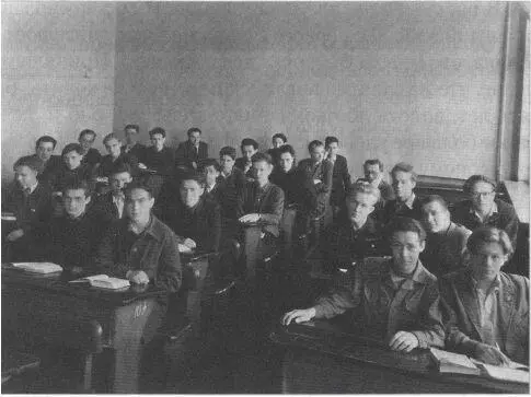 В классе Мужская средняя школа 135 Москва 1949 год На первомайской - фото 8