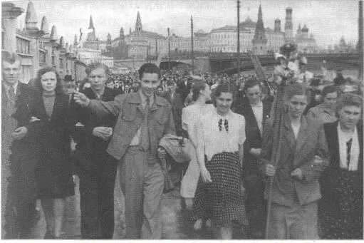 На первомайской демонстрации Москва 1951 год Счастливые школьные годы - фото 9