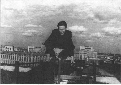 На крыше дома Нирензее Москва 1951 год После окончания школы в 1951 году я - фото 11