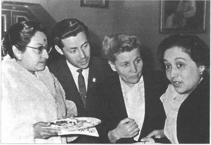 Е А Фурцева третья слева в Индии 1960 год Наконецто я очутился за - фото 22