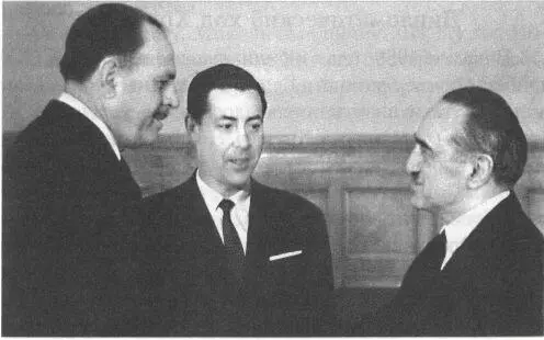Президент Пакистана А Хан В М Суходрев А И Микоян на встрече в Кремле - фото 27