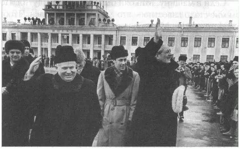Н С Хрущев и Г Макмиллан приветствуют москвичей Москва 1959 год - фото 29