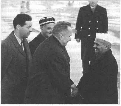 А Н Косыгин приветствует Л Шастри Ташкент январь 1966 года А Н Косыгин - фото 32