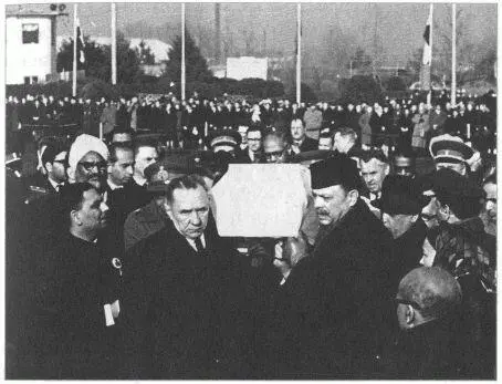 А Н Косыгин и А Хан во главе траурной процессии Ташкент январь 1966 года - фото 34
