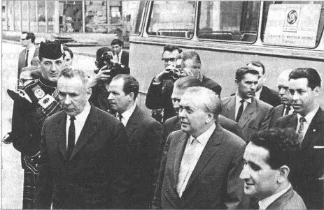 А Н Косыгин и Г Вильсон на переднем плане второй справа на открытии - фото 46
