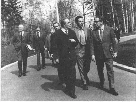 Л И Брежнев и Г Киссинджер в Завидово Май 1973 года А Ф Добрынин Л И - фото 52