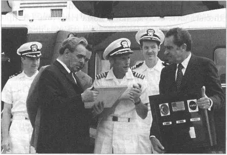 Сувениры на память СанКлементе июнь 1973 года Дружеские объятия Л И - фото 67