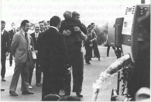 Дружеские объятия Л И Брежнев и Чак Коннорс СанКлементе июнь 1973 года И - фото 68