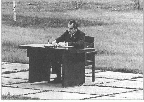 Р Никсон делает запись в Книге почетных посетителей Мемориального комплекса - фото 75