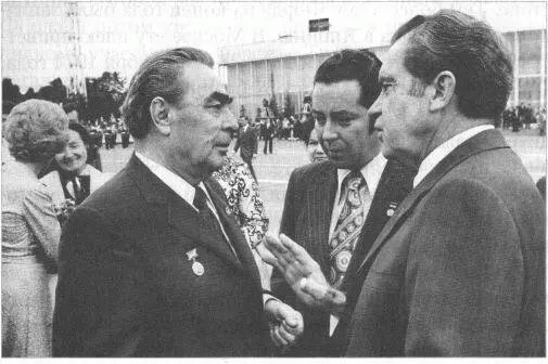 Л И Брежнев В М Суходрев Р Никсон в аэропорту Внуково2 1974 год - фото 77