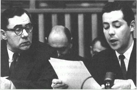 А А Громыко и В М Суходрев в работе 1960е годы Писал он неизменно синим - фото 78