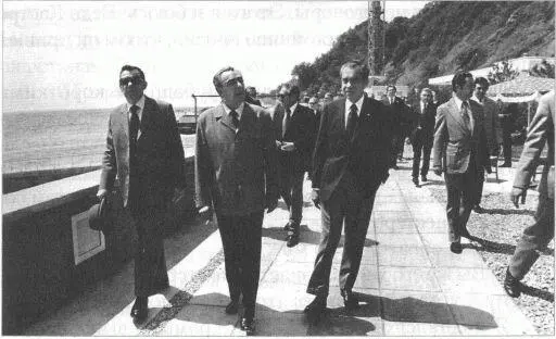 А А Громыко Л И Брежнев Р Никсон в Ореанде Крым 1974 год А А - фото 82