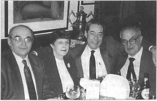 В А Кабанов его жена Ася В М Суходрев Ш Атлас НьюЙорк 1990е годы - фото 95