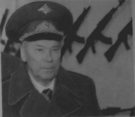 Товарищ Калашников человек и автоматОружие наряду с сигаретами и напитками - фото 112