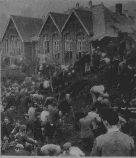 1966 год Спасатели откапывают поглощенную грязевым селем школу в уэльской - фото 72