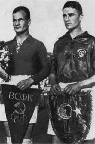 Капитан сборной СССР Николай Старостин справа обменивается вымпелами с - фото 9