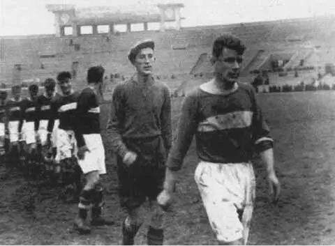 Александр Старостин выводит спартаковцев на игру с киевским Динамо 1936 г - фото 10